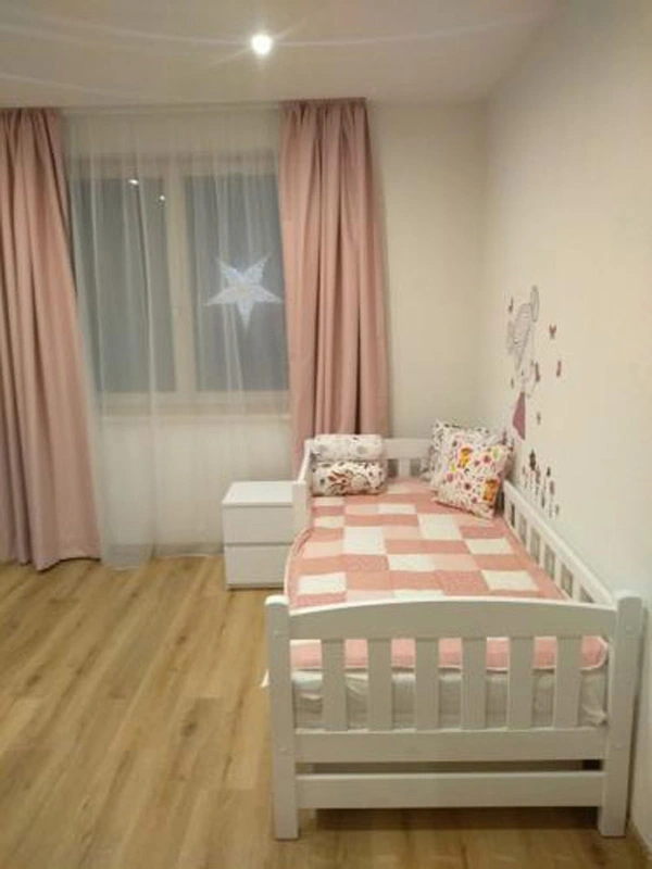 Detská izba so záclonou a závesom skrytá koľajnička