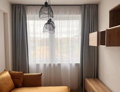 izba s namontovanými záclonami a aj bytovými závesmi na mieru