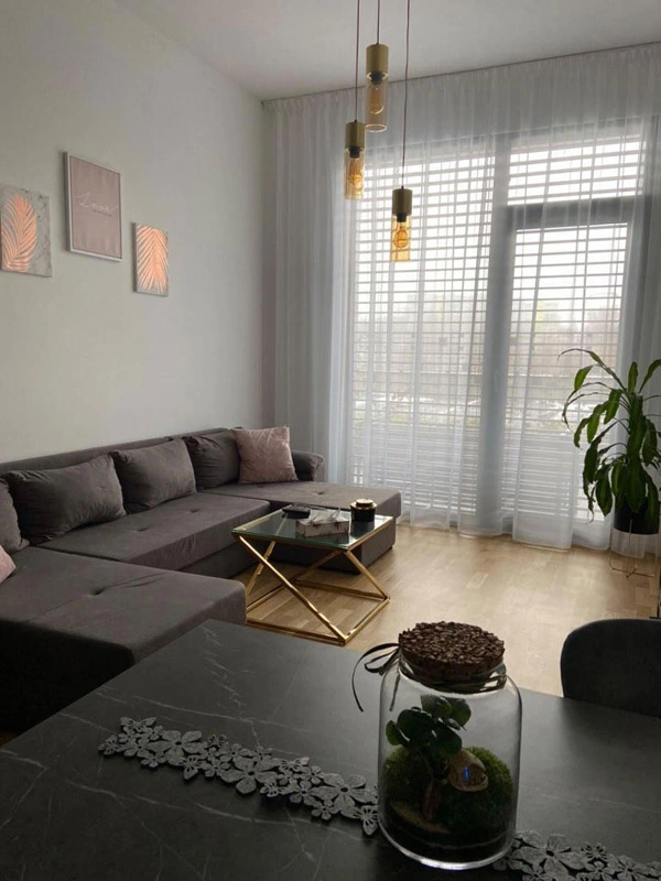 Interiér obývacej izby so záclonou